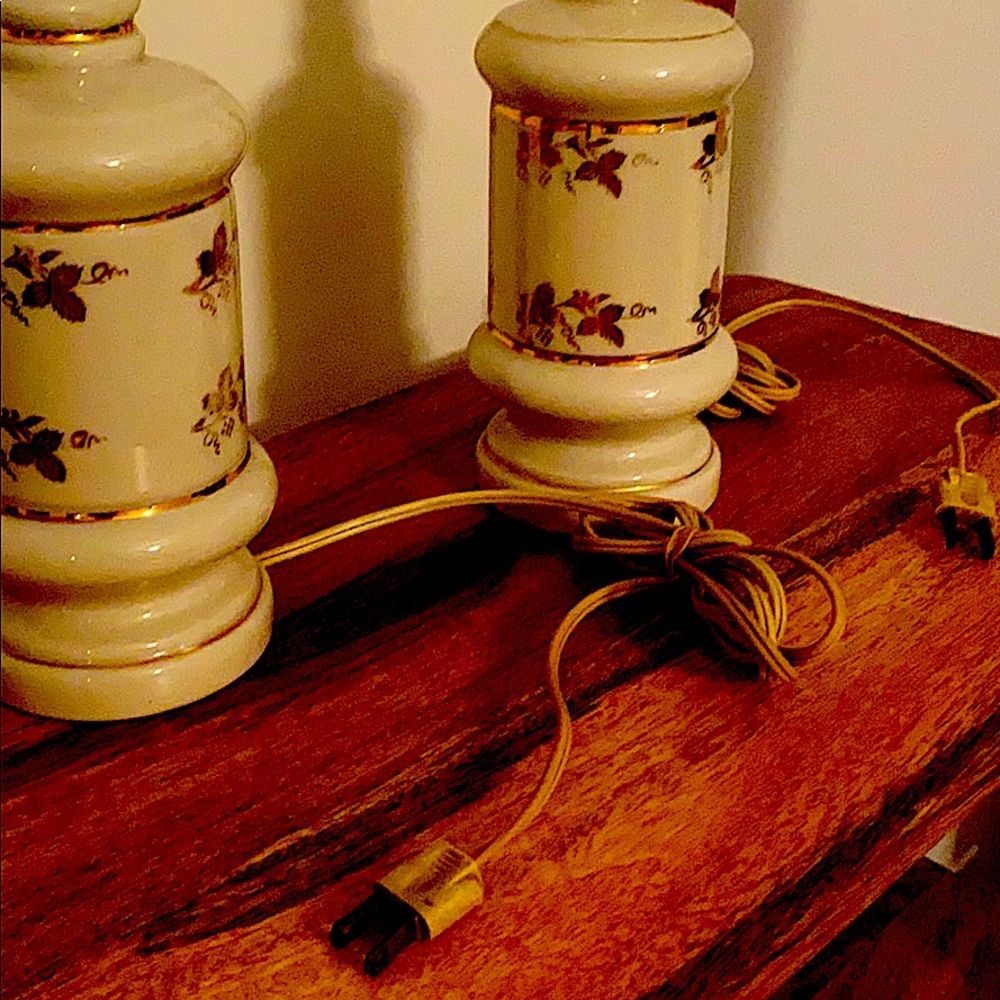 Two Antique Ivory Lamps with Gold Design - Picture 6 of 8